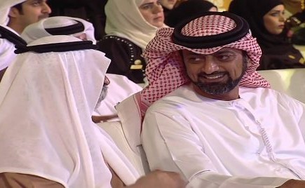 بالفيديو.. مفاجأة إنسانية لخريج جامعة إماراتية