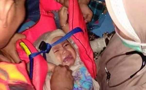 قصة هذه الصورة.. هل تم بالفعل إنقاذ طفلة من حادث الطائرة الإندونيسية؟