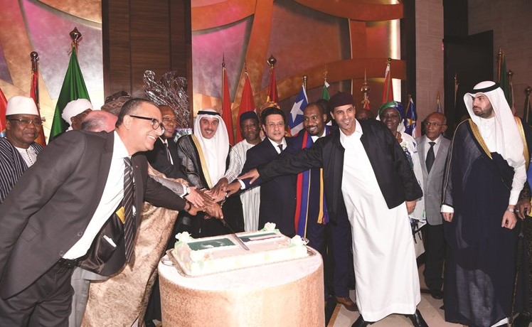 السفير حمد المشعان مشاركا عددا من السفراء الأفارقة قطع كعكة الاحتفال	(محمد هاشم)﻿