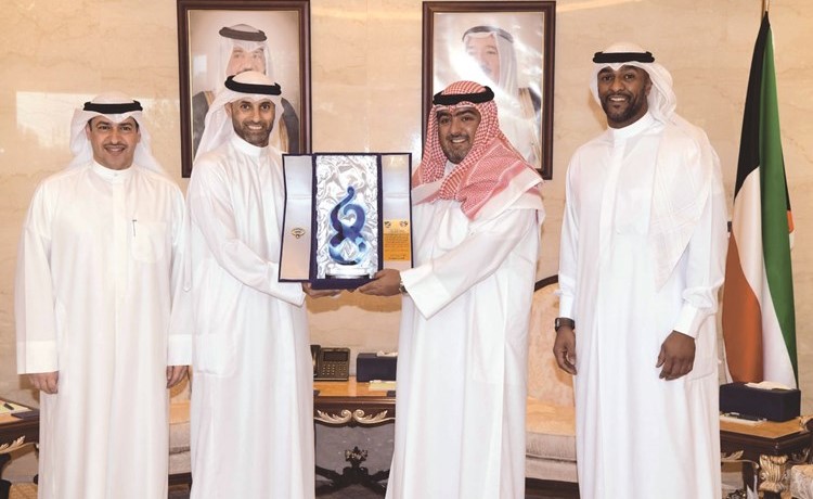 الشيخ ثامر العلي متسلما درعا تذكارية من البريكي بحضور سامر المرطة وعلي الهدية ﻿