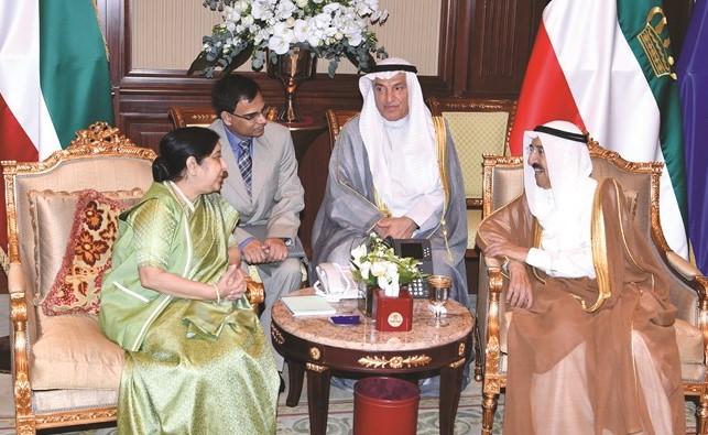 صاحب السمو الأمير الشيخ صباح الأحمد مستقبلا وزيرة الشؤون الخارجية في جمهورية الهند سوشما سواراج	﻿