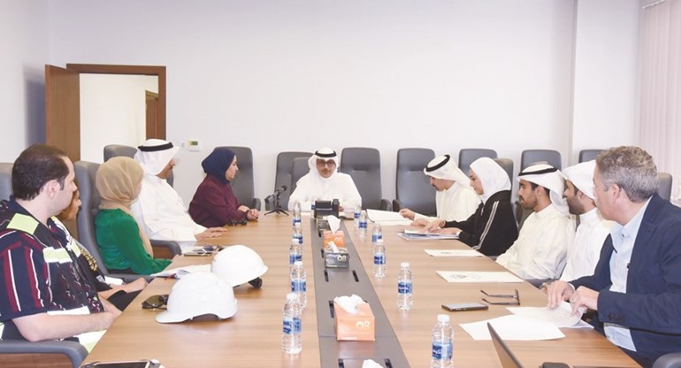 الشيخ أحمد المشعل والوفد المرافق خلال الاطلاع على الموقف التنفيذي لمشروع مبنى الركاب الجديد (ll) من م. عواطف الغنيم﻿