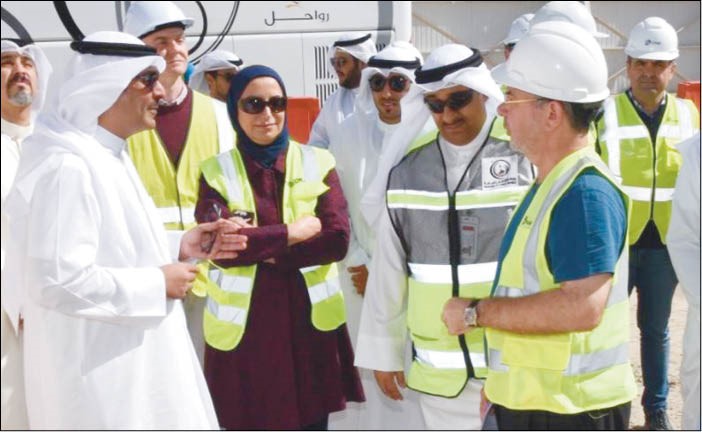 الشيخ أحمد المشعل وم.عواطف الغنيم خلال الجولة الميدانية للاطلاع على الموقف التنفيذي لمشروع مبنى الركاب الجديد (ll)	