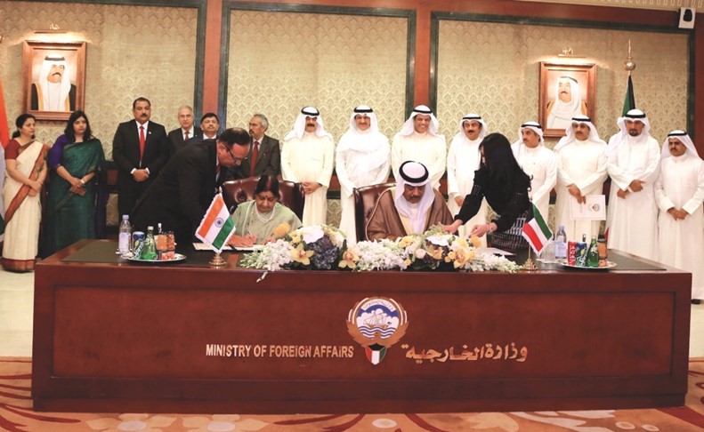 الشيخ صباح الخالد يوقع الاتفاقية مع سوشما سواراج بحضور خالد الجارالله وعدد من قيادات وزارة الخارجية﻿