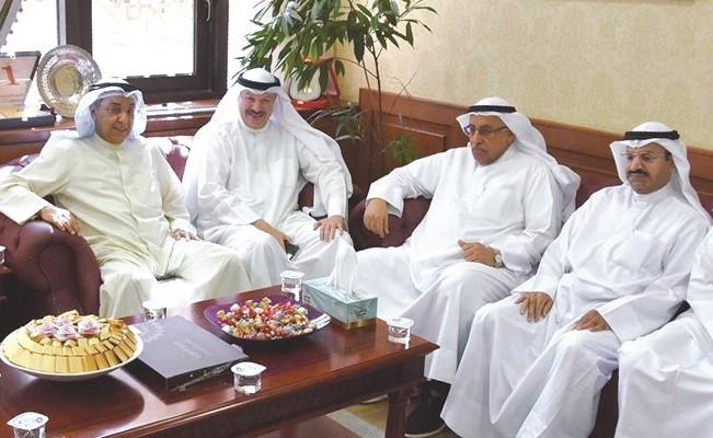  المستشار محمد بن ناجي خلال اللقاء مع عبداللطيف السريع ﻿