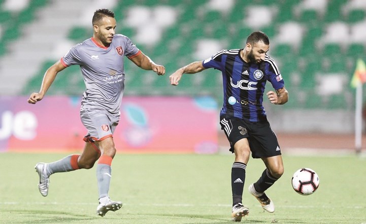 مهاجم الدحيل يوسف العربي يحاول قطع الكرة من لاعب السيلية بلحاج﻿