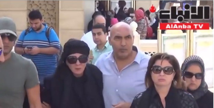 شاهد .. نجلاء فتحي تنهار في البكاء خلال جنازة زوجها حمدي قنديل