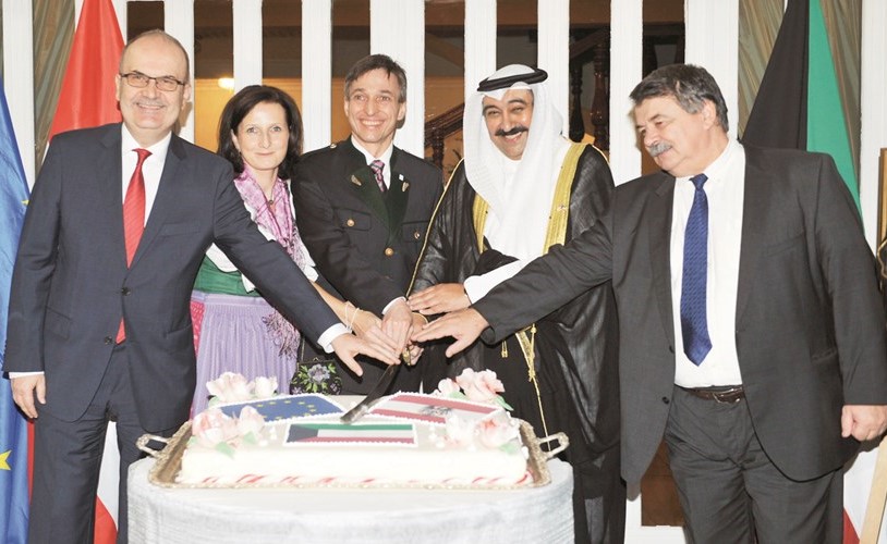 السفير وليد الخبيزي مشاركا سفير جمهورية النمسا د.زيغورد باخر وحرمه قطع كعكة الاحتفال ﻿