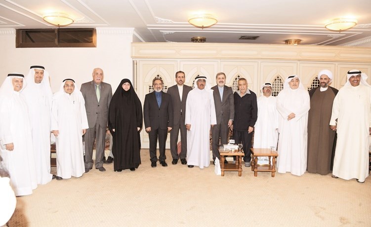 أعضاء رابطة الصداقة الكويتية - الإيرانية وعدد من الحضور في صورة تذكارية مع السفير د.علي عنايتي والمستشار حسن زرنكار -(محمد هاشم)﻿
