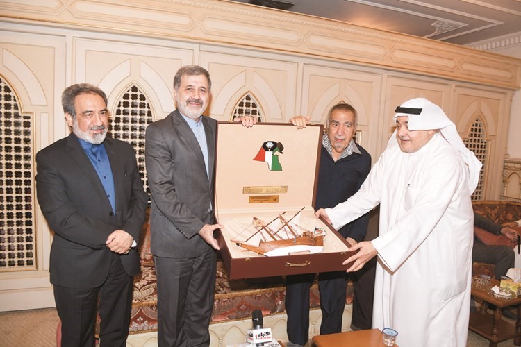 رئيس الرابطة د.عبدالرحمن العوضي مقدما هدية تذكارية البوم للسفير عنايتي﻿