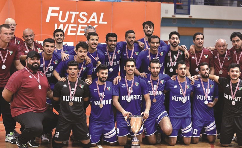 لاعبو منتخبنا مع كأس المركز الثاني (موقع الاتحاد) ﻿