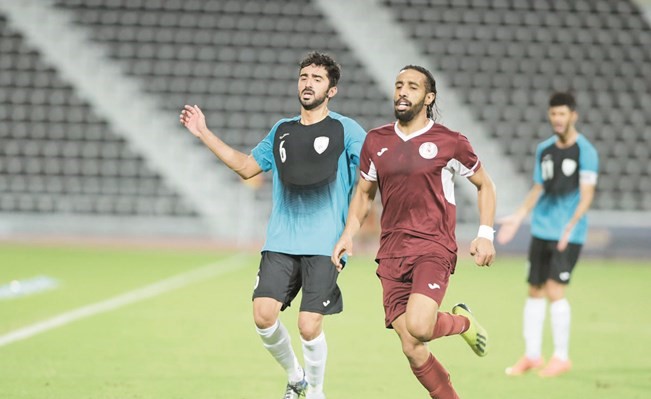 سباق على الكرة بين فهد العنزي ومدافع الوكرة﻿