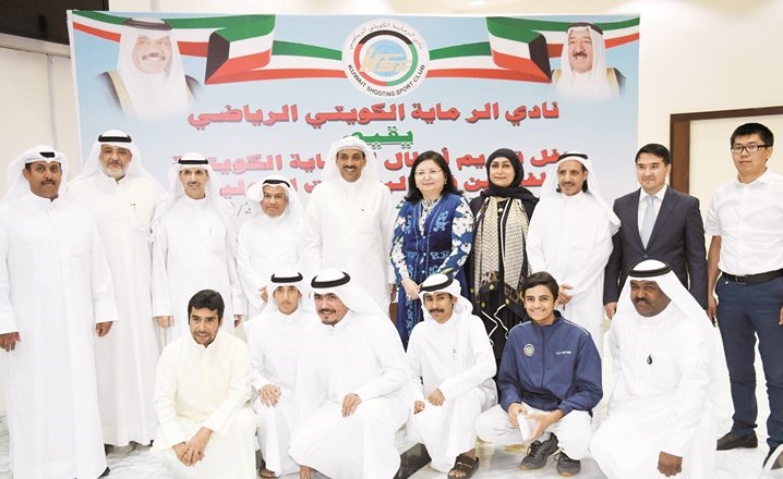 دعيج العتيبي يتوسط الحضور والرماة الأبطال﻿