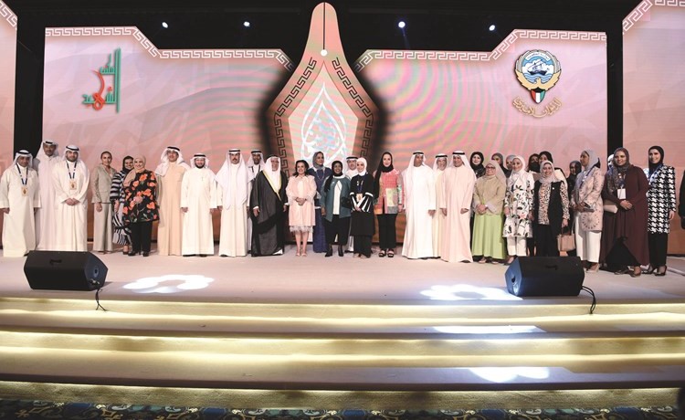 الشيخ علي الجراح وفاطمة الامير مع عدد من المكرمين من ابناء الشهداء الفائقين 	(ريليش كومار) ﻿