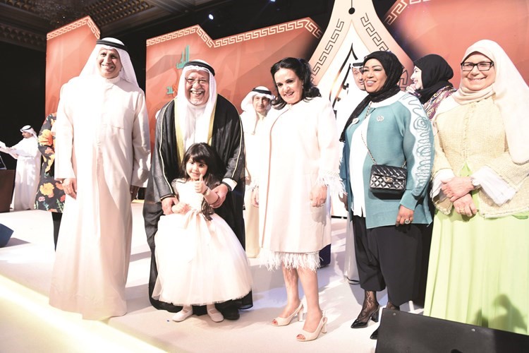 الشيخ علي الجراح وفاطمة الامير مع طفلة شاركت في اوبريت البذرة الطيبة﻿