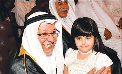 الشيخ علي الجراح محتضنا إحدى الزهرات  (ريليش كومار)