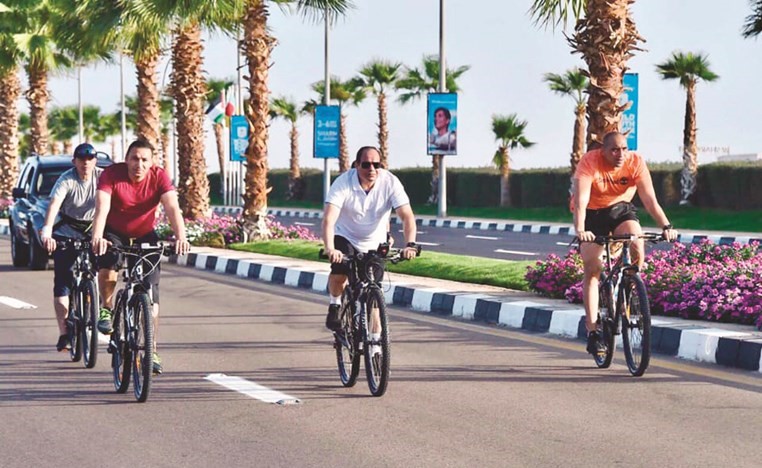الرئيس عبد الفتاح السيسي يتفقد شرم الشيخ خلال جولة بالدراجة الهوائية﻿