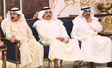 السفير فهد العوضي وأيهم العمر وأحد الحضور﻿