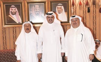 السفير السعودي متوسطا جواد وعماد بوخمسين﻿