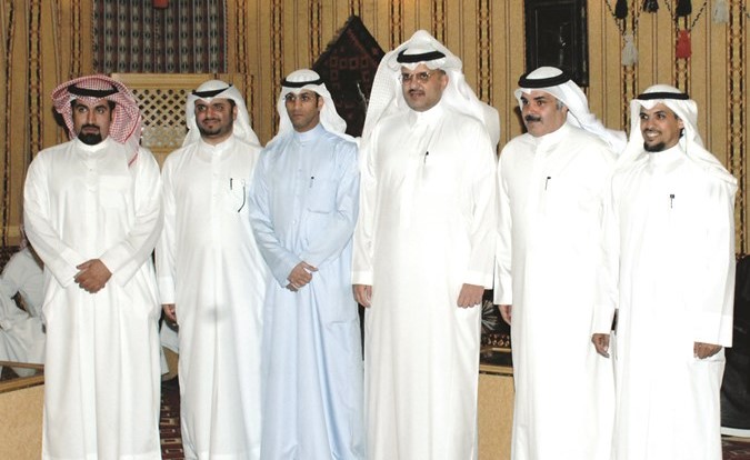 السفير السعودي متوسطا بعض الحضور﻿
