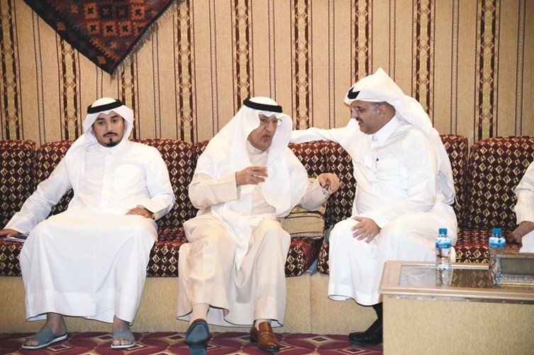 عبدالعزيز الشارخ متحدثا إلى الأمير سلطان بن سعد﻿