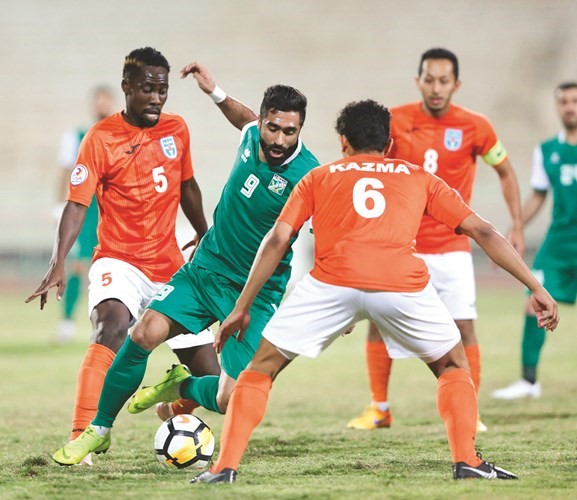 مشاري الكندري يحاول المرور من بين مدافعي كاظمة	(الأزرق.كوم)﻿