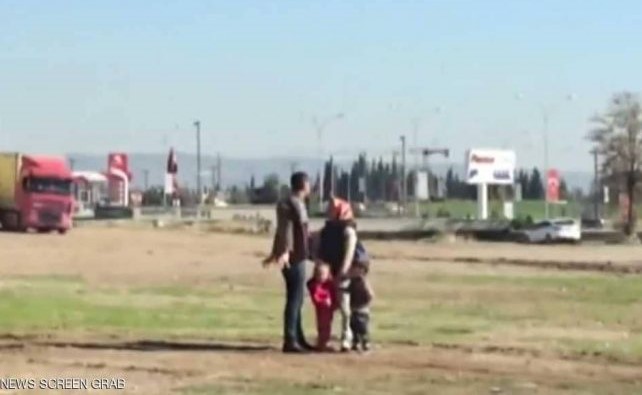 بالفيديو: تركيّ يضرب زوجته بوحشيّة في مكان عام أمام أعين طفليهما.. والسلطات تتدخل