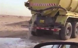الصهريج اثناء القاء مياه المجاري في البر﻿