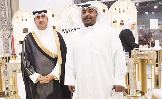 عبدالعزيز المانع مستقبلا الشيخ نمر فهد المالك لدى زيارته جناح ميار﻿