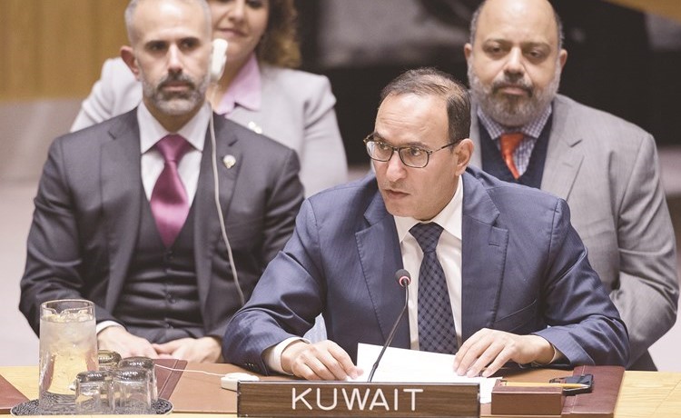 السفير منصور العتيبي متحدثا بالجلسة ﻿