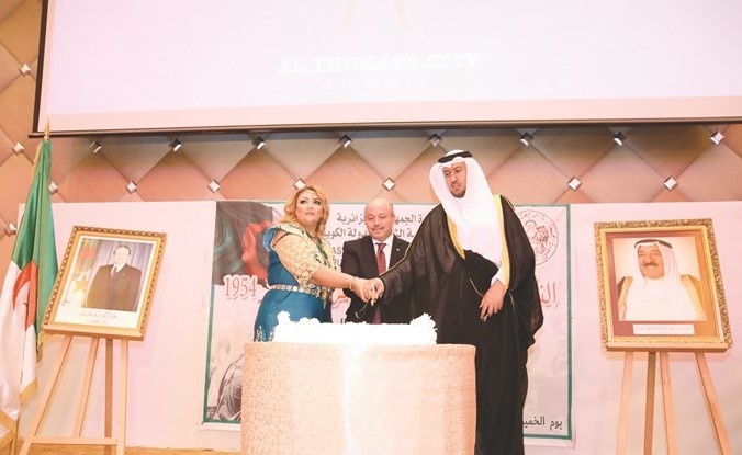 المستشار د.فهد العفاسي يشارك السفير الجزائري عبدالحميد عبداوي وحرمه قطع كعكة الحفل	(زين علام)﻿