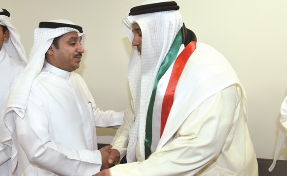 د.عبدالمحسن الحويلة مستقبلا محمد الصايغ لدى وصول الوفد الى المطار ﻿