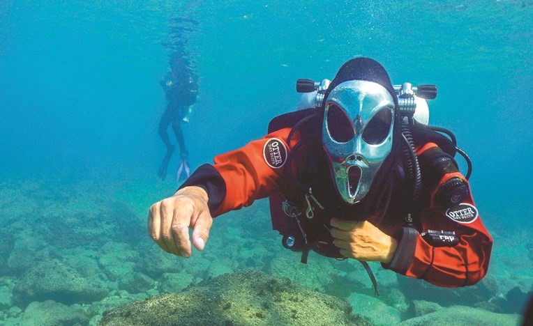 هالوين لبناني.. تحت الماء