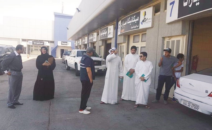 طلبة «الهندسة البحرية» في زيارة لحاضنة الشويخ الحرفية