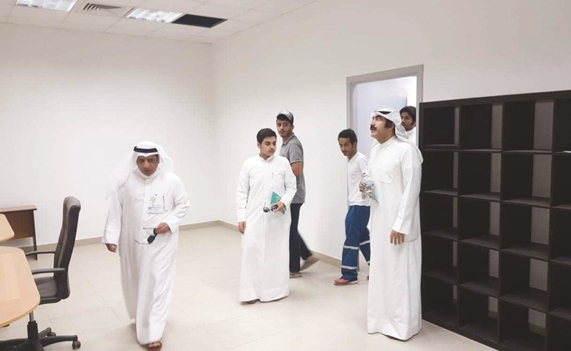 طلبة «الهندسة البحرية» في زيارة لحاضنة الشويخ الحرفية