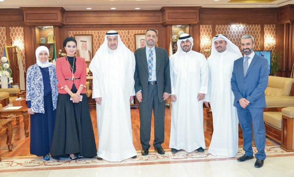  الشيخ فيصل الحمود خلال استقباله وفدا من مركز الفروانية التخصصي لطب الأسنان