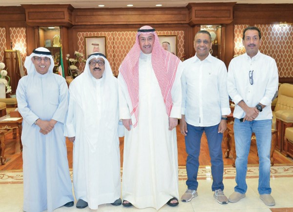  الشيخ فيصل الحمود خلال استقباله الفنان عبدالعزيز المفرج «شادي الخليج»