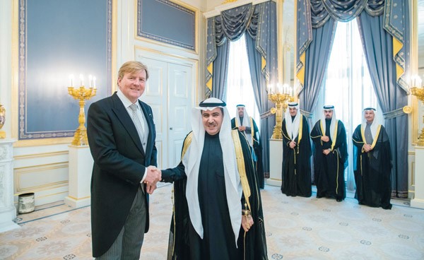  السفير عبدالرحمن العتيبي خلال تقديم أوراق اعتماده سفيرا للكويت لدى هولندا إلى ملك هولندا وليم ألكسندر 