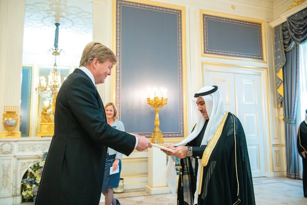  السفير عبدالرحمن العتيبي خلال تقديم أوراق اعتماده سفيرا للكويت لدى هولندا إلى ملك هولندا وليم ألكسندر 