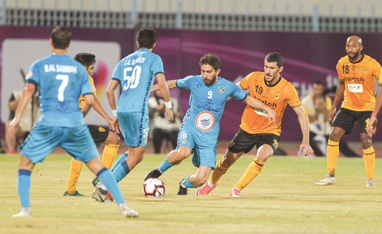 فراس الخطيب يسيطر على الكرة وسط مجموعة من اللاعبين ﻿