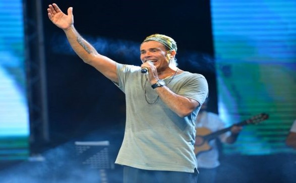بالفيديو.. عمرو دياب يشتبك مع الأمن الإنجليزي بسبب دينا الشربيني
