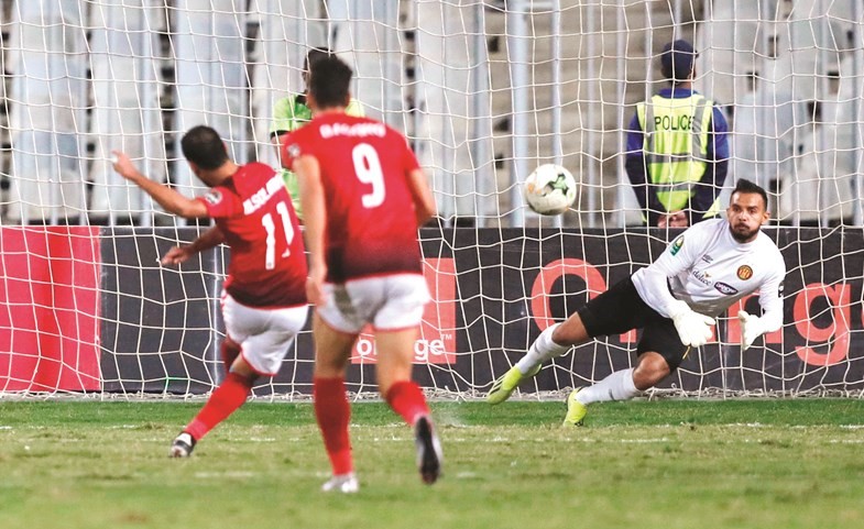 الأهلي تجاوز الترجي بثلاثية مثيرة للجدل