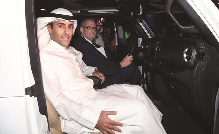 طلال الملا والسفير الأميركيداخل مقصورة جيب رانجلر﻿