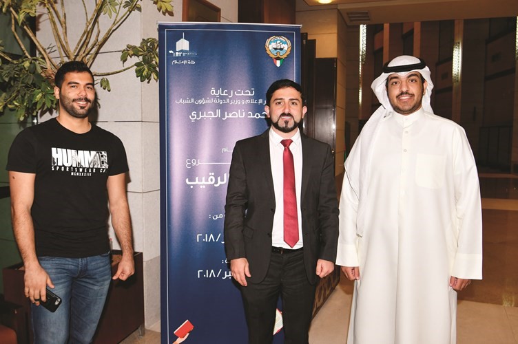 مستشار وزير الإعلام عبدالعزيز الجناحي وعبدالرحمن الجاسر مع الزميل محمد بسام الحسيني-(قاسم باشا)﻿