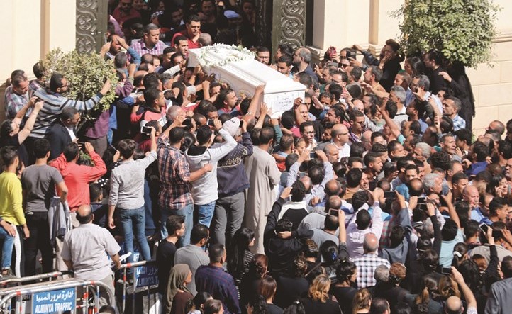 مئات المصريين يشيعون احد جثامين ضحايا الحادث الارهابي في المنيا امس	(رويترز) ﻿