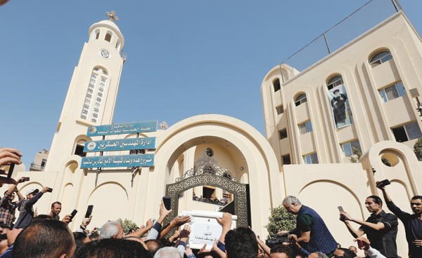 جانب من تشييع جثامين الأقباط الـ ٧  الذين قضوا في حادث المنيا الإرهابي