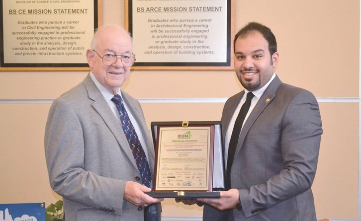 م.مشعل العتيبي خلال تكريمه في مؤتمر اميركا الشمالية الدولي للهندسة ﻿