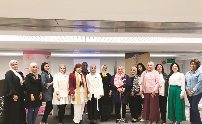  د.ابتهال الحبيب وليلى جمال مع عدد من عضوات جمعية المهندسين ﻿