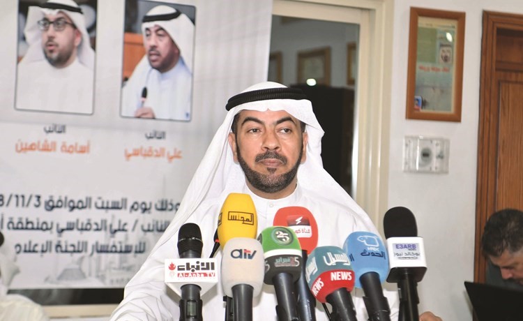 علي الدقباسي متحدثا خلال الندوة﻿