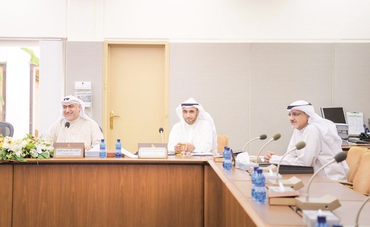 د. خليل عبدالله ومحمد الدلال وخالد الشطي اثناء اجتماع اللجنة التشريعية﻿